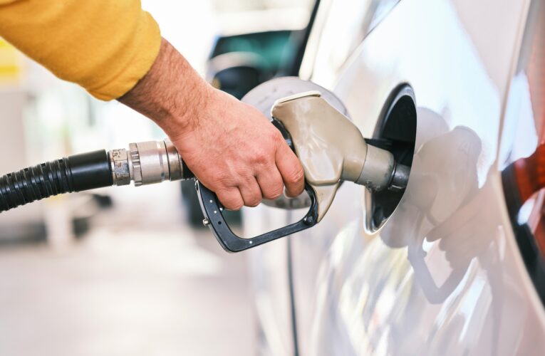 Gasolina bajará en EE.UU. por el alza de la producción de crudo: Casa Blanca
