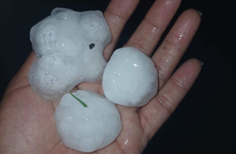 Granizo sorprende a habitantes de Nuevo León; hielo rompió vidrios de autos